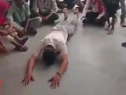 13 साल से सड़क नहीं बनी, सरपंच पति दंडवत लेटे:कलेक्ट्रेट गेट पर विरोध, अधिकारियों ने कार्रवाई का भरोसा दिया