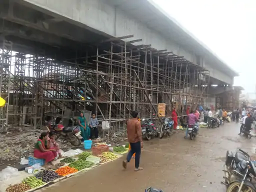 निर्माणाधीन ओवरब्रिज के नीचे सब्जी दुकानें लग रही:हादसे का खतरा, जाम से लोग परेशान, नगरपालिका 50 बार जुर्माना वसूल चुकी