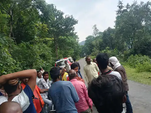 स्कॉर्पियो ने युवक को टक्कर मारी फिर पहाड़ पर छोड़ा:पुलिस ने CCTV की जांच कर आरोपी ड्राइवर को पकड़ा, कार्रवाई जारी